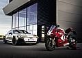 Beherrschbare Performance im Doppelpack: der Prototyp des aufgewerteten e-tron GT und die Ducati Panigale V4 R.